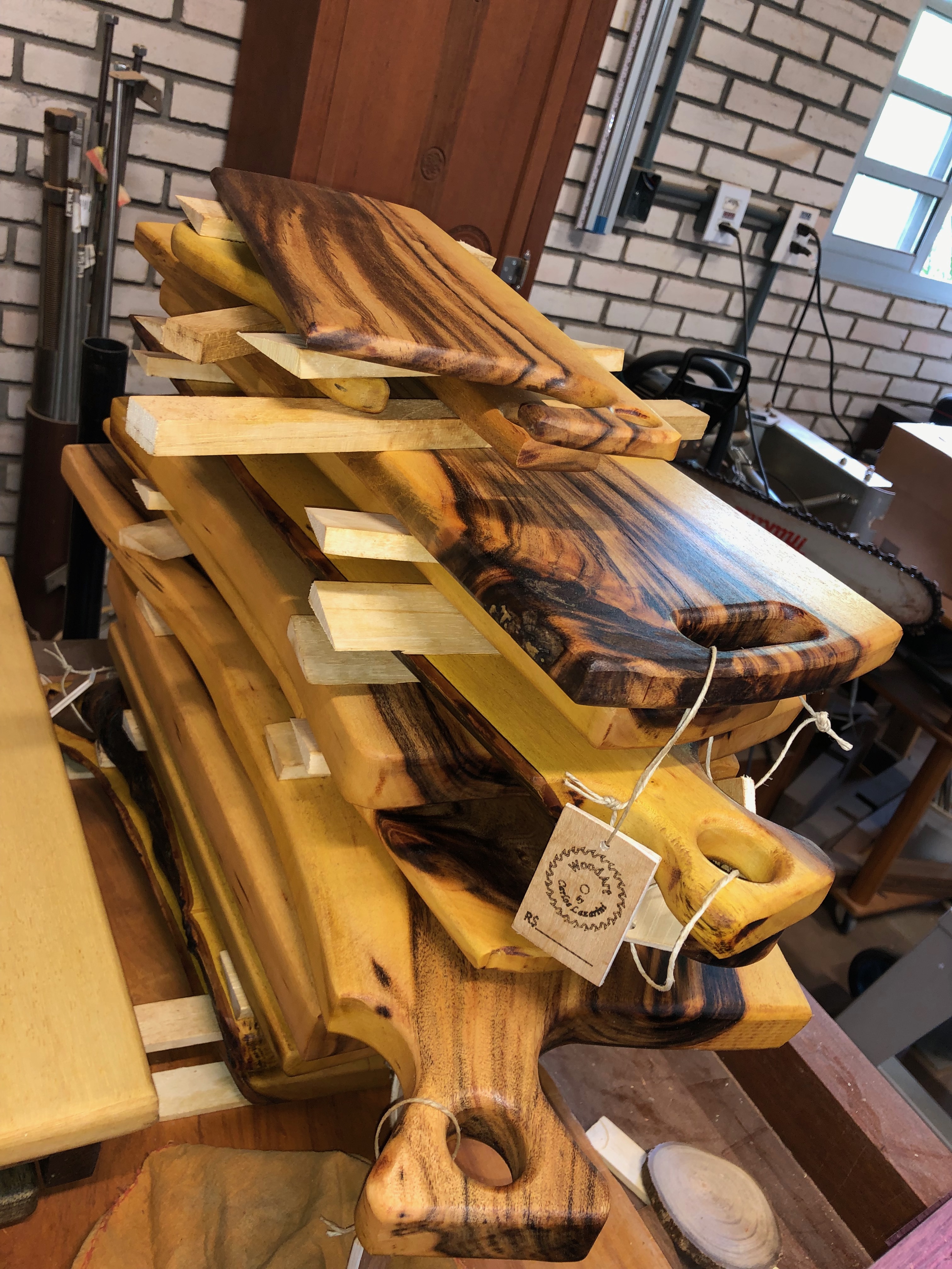 Grupo de objetos feitos no torno de madeira